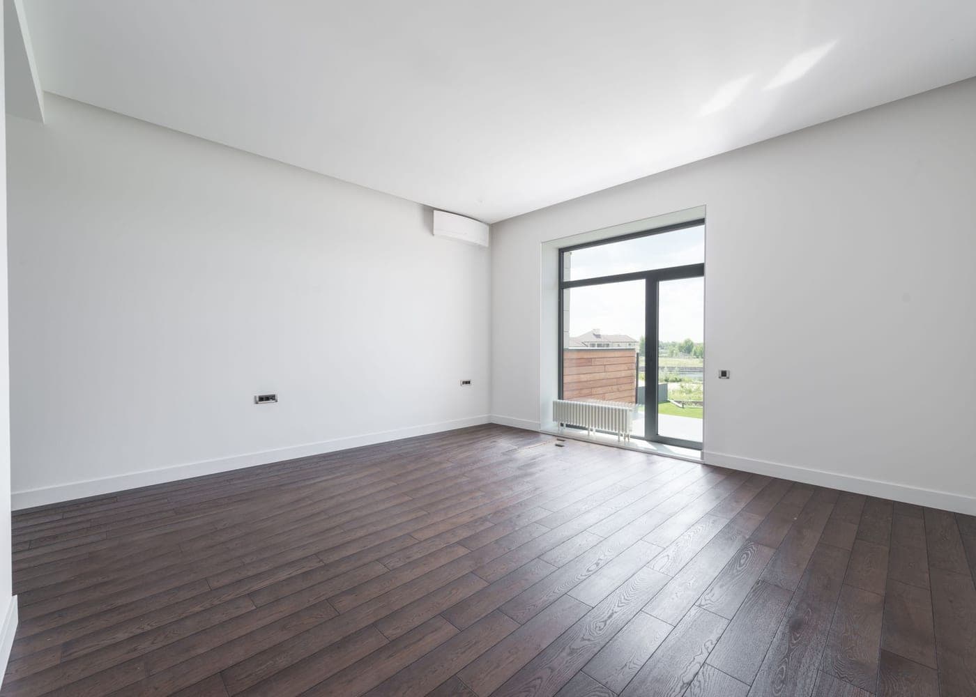 Séjour vide au parquet lavé, prêt pour la remise des clés